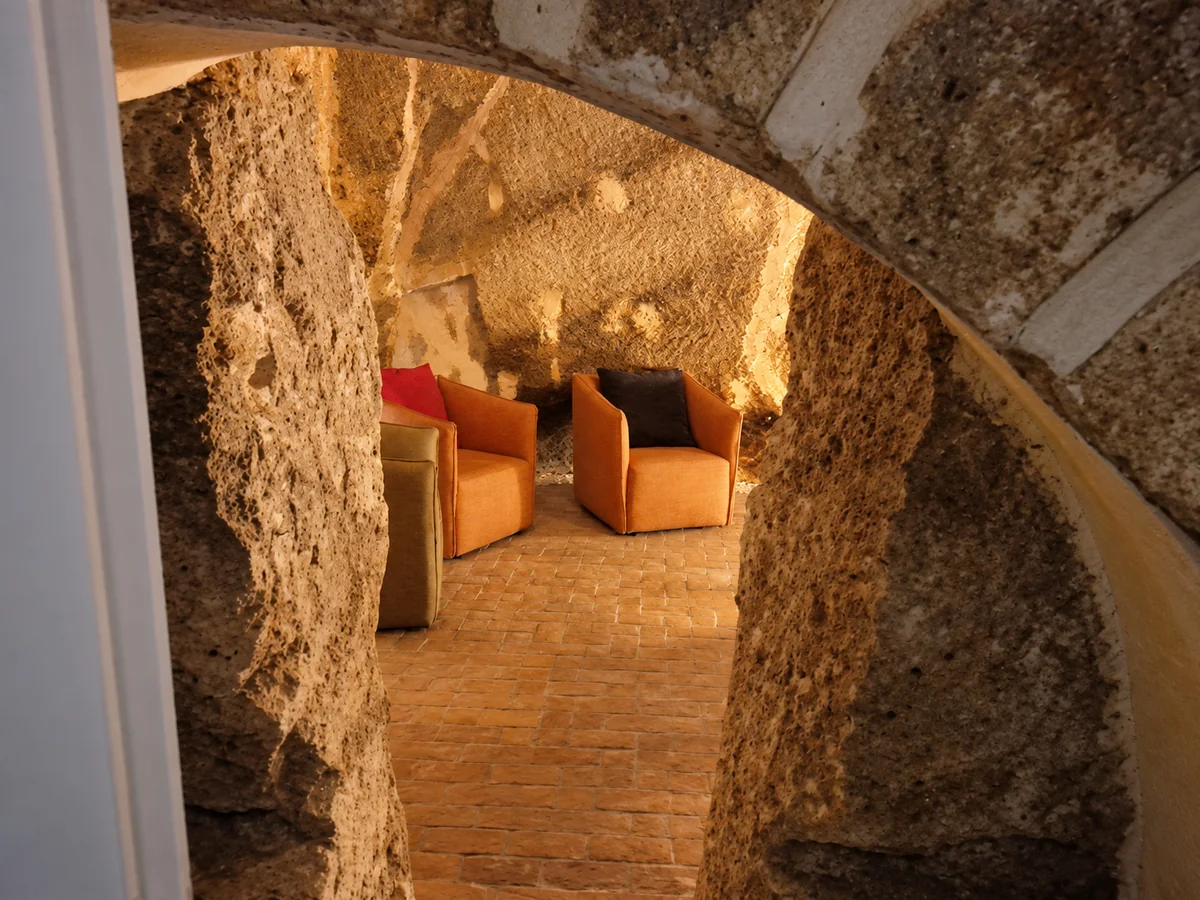 La grotta di tufo al piano terra, vista dall'arco basso