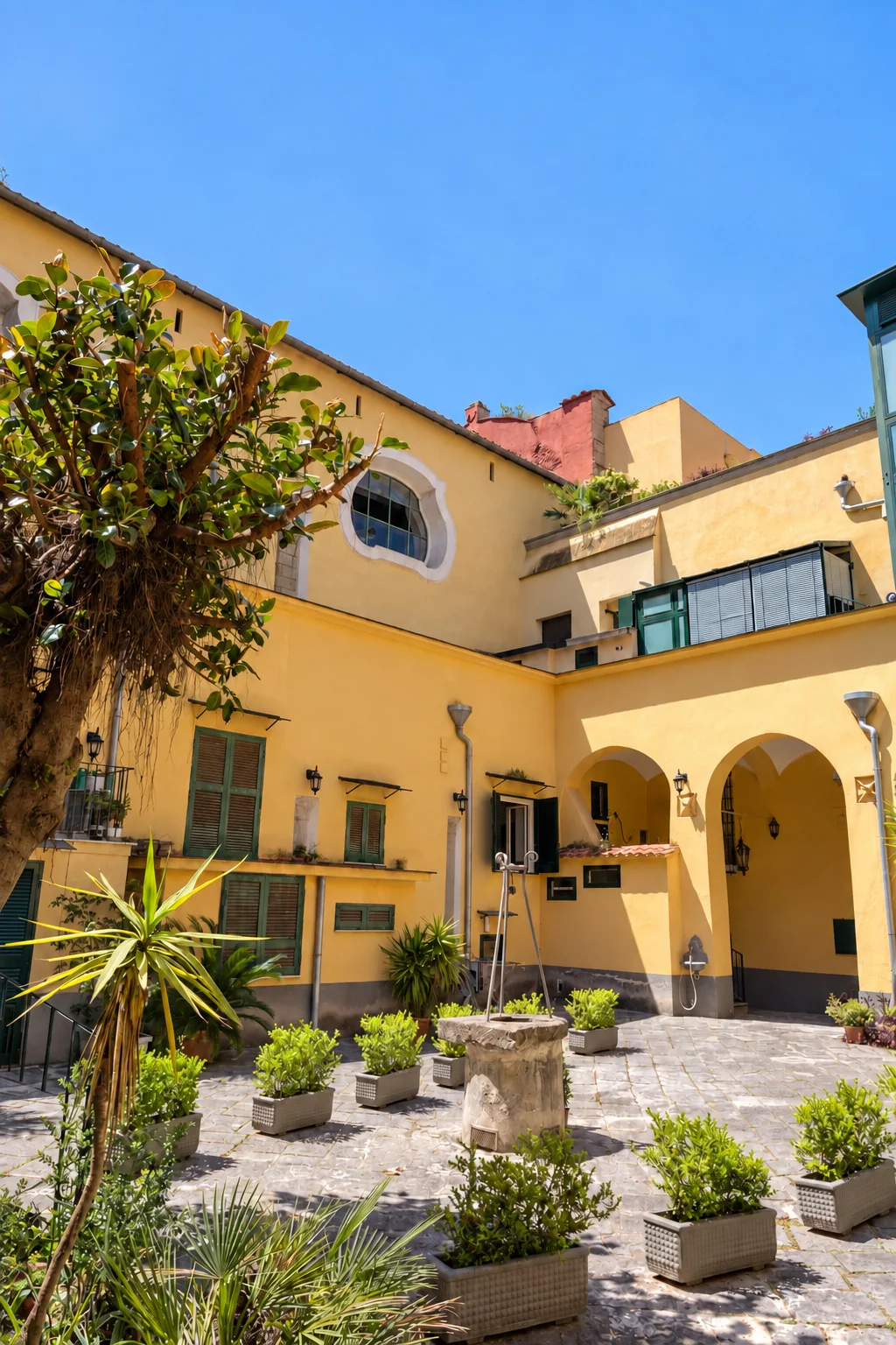Le arcate del cortile del palazzo