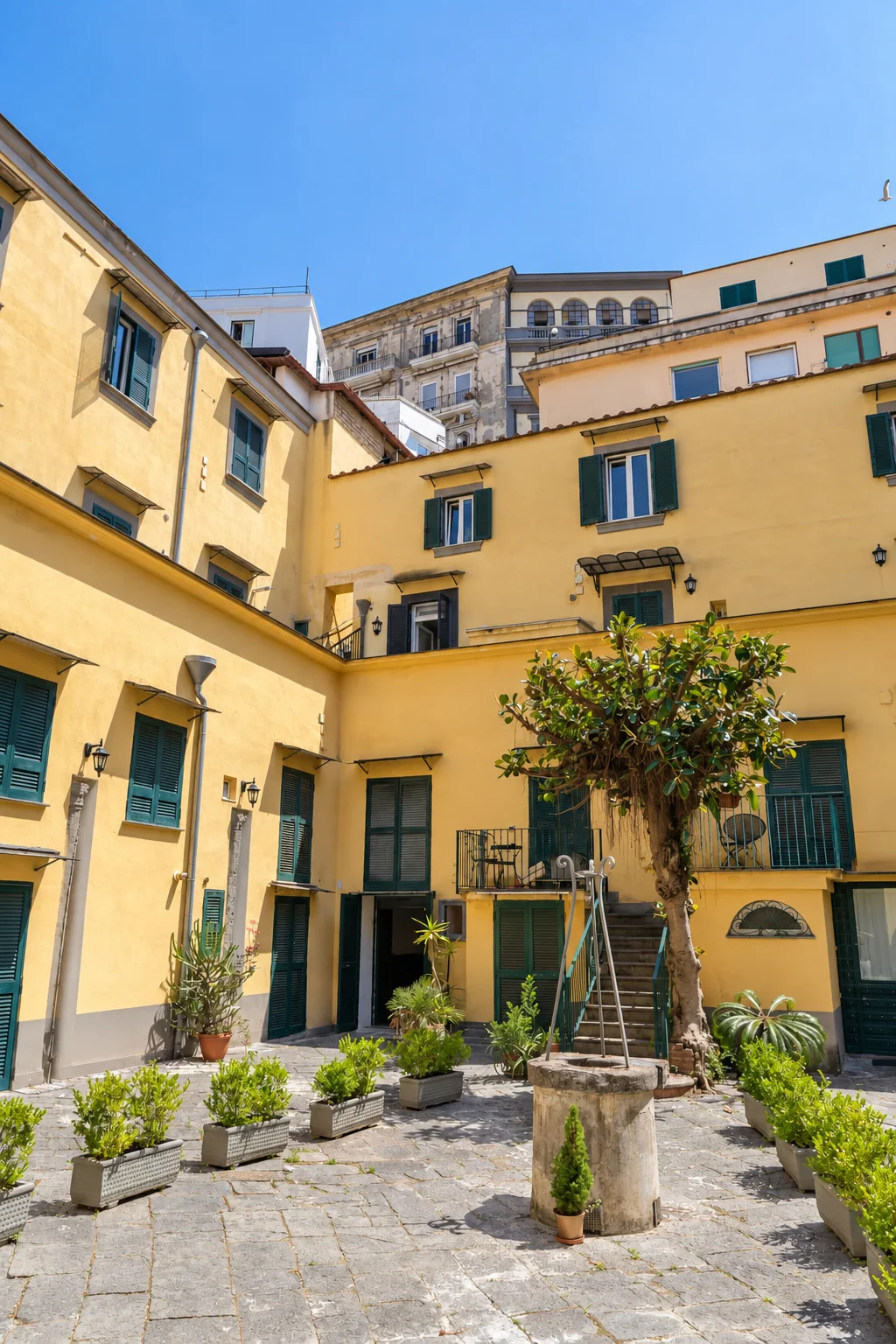 Il cortile del palazzo storico, con il pozzo