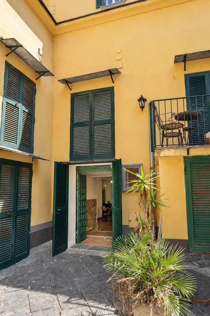 La facciata sul cortile, con la porta verde