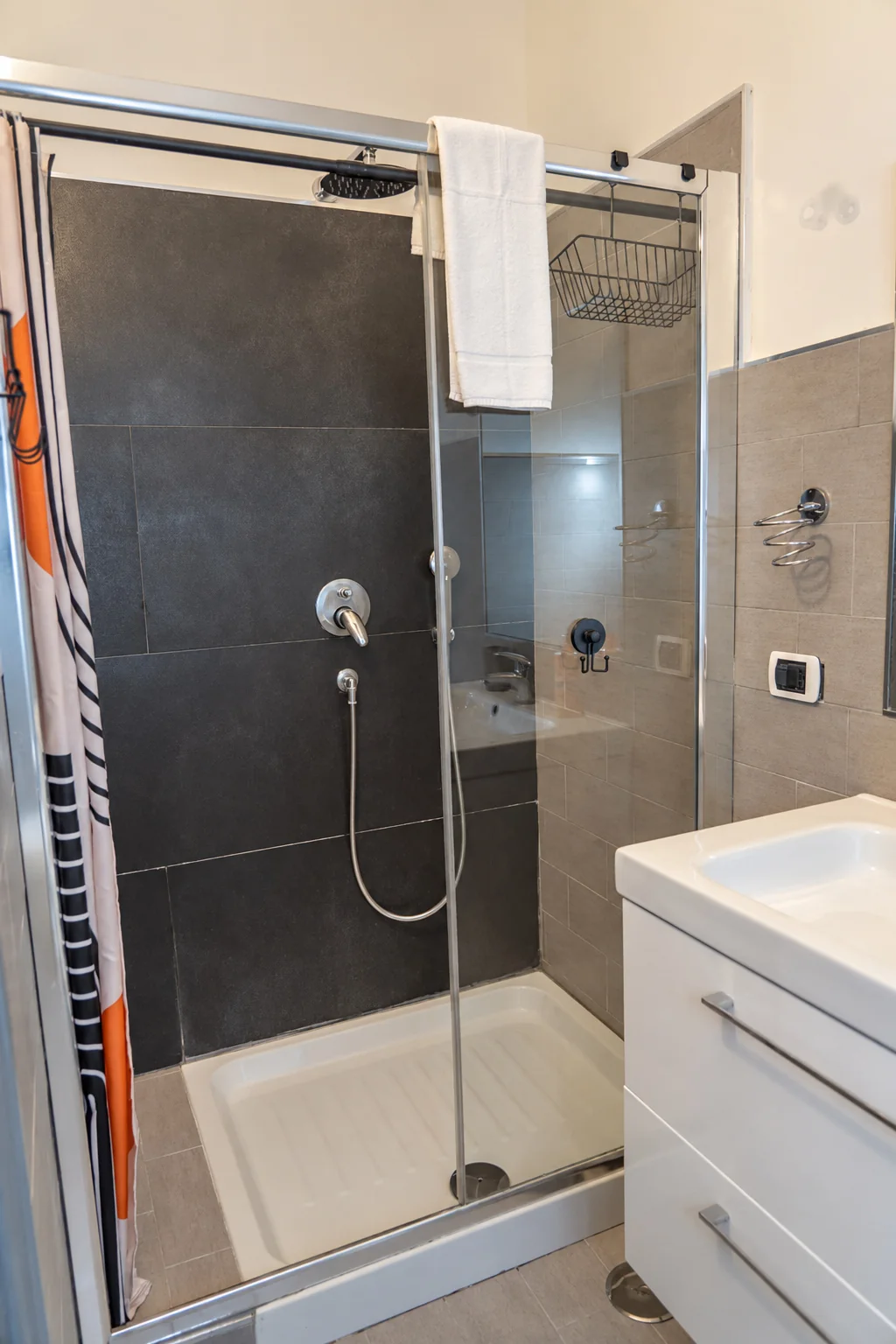 Il bagno della camera, con la doccia