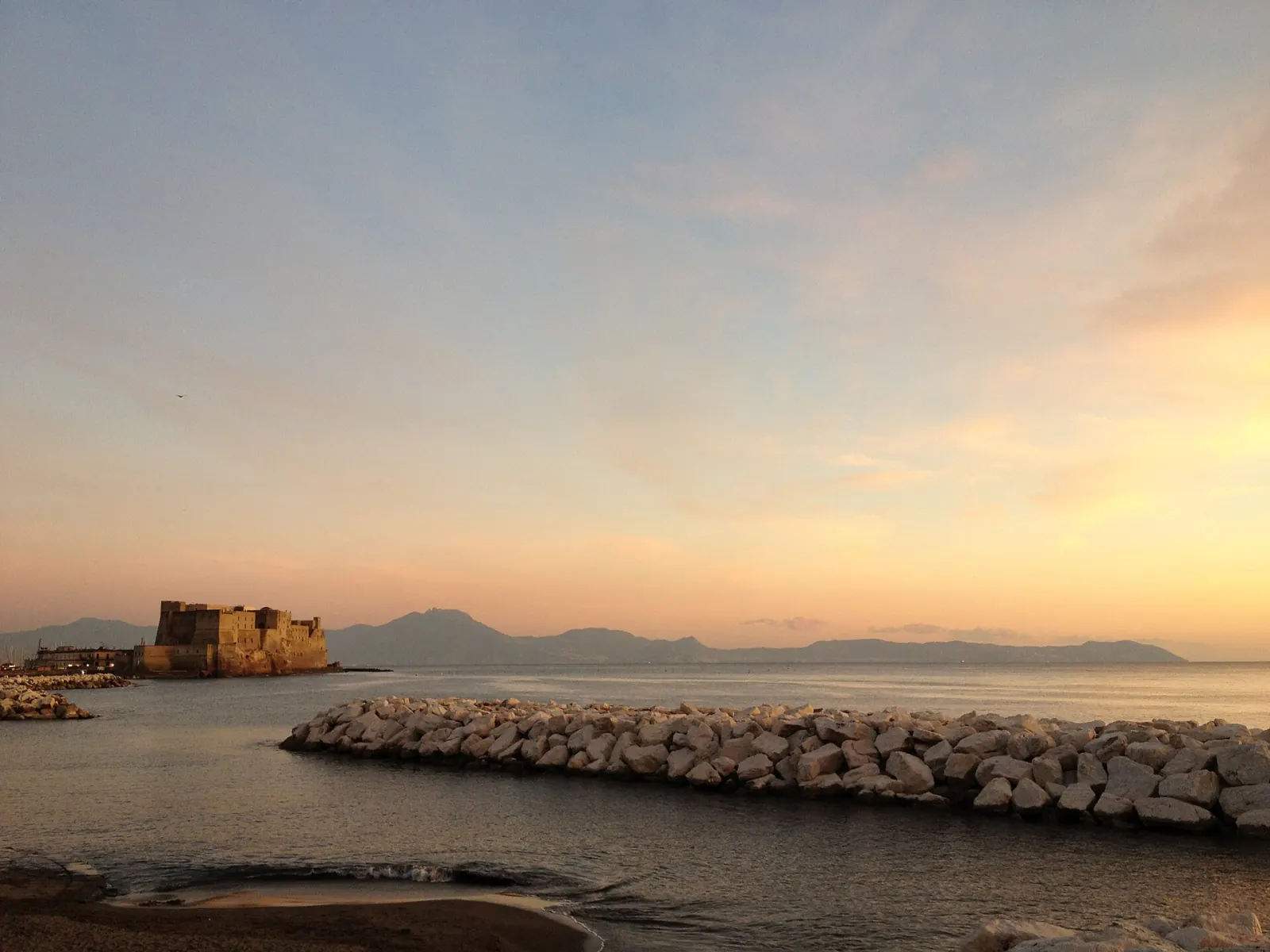 Il golfo di Napoli al tramonto, con Castel dell'Ovo