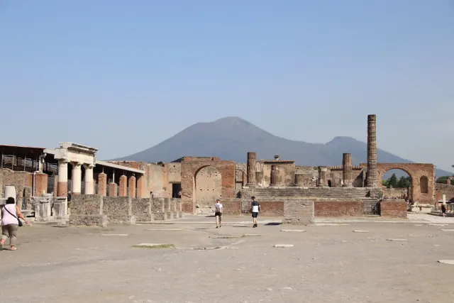 Il Foro di Pompei col Vesuvio